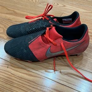 Nike soccer cleats 9.5 phantom venom
